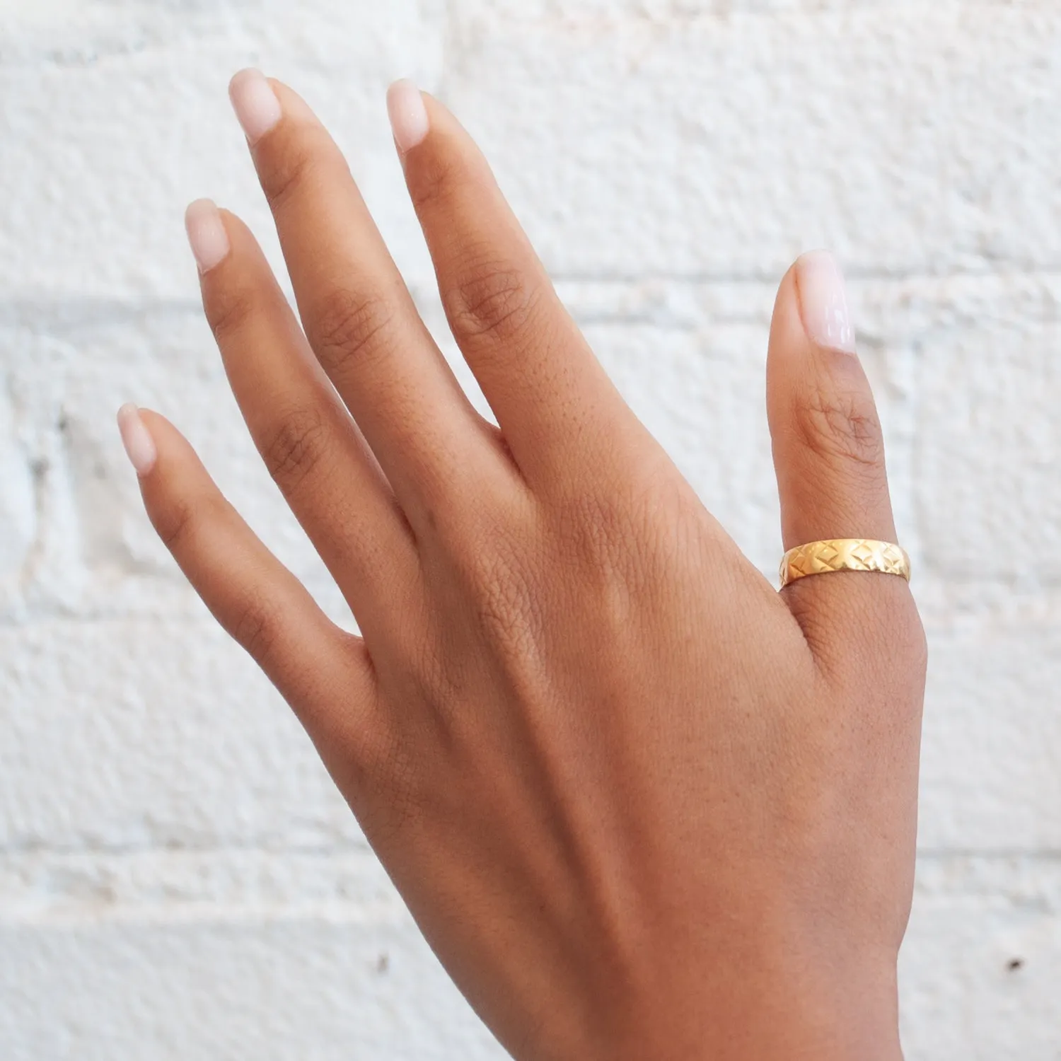 Cross Hatch Gold Band