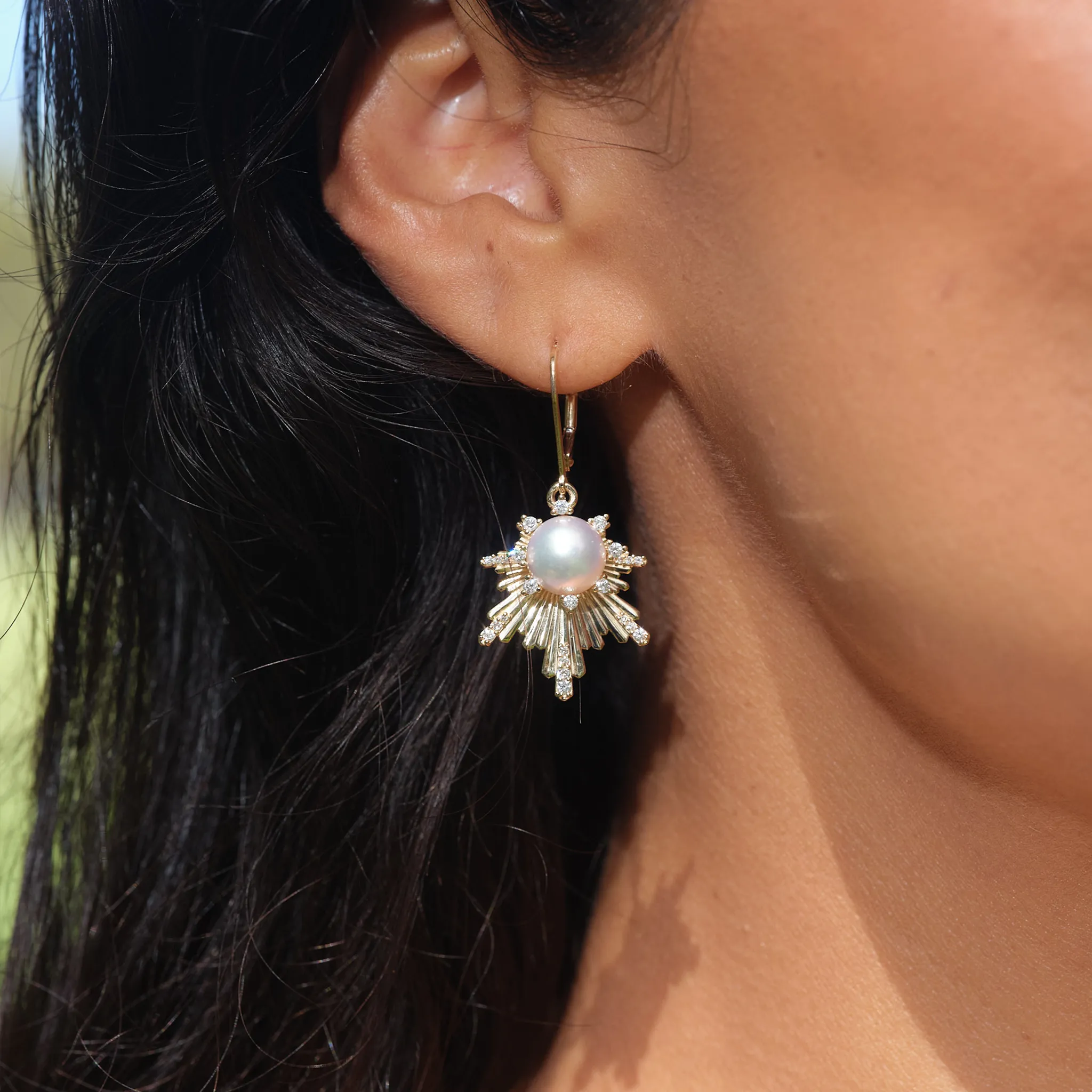 E Ho???la Akoya White Pearl Earrings in Gold with Diamonds - 22mm