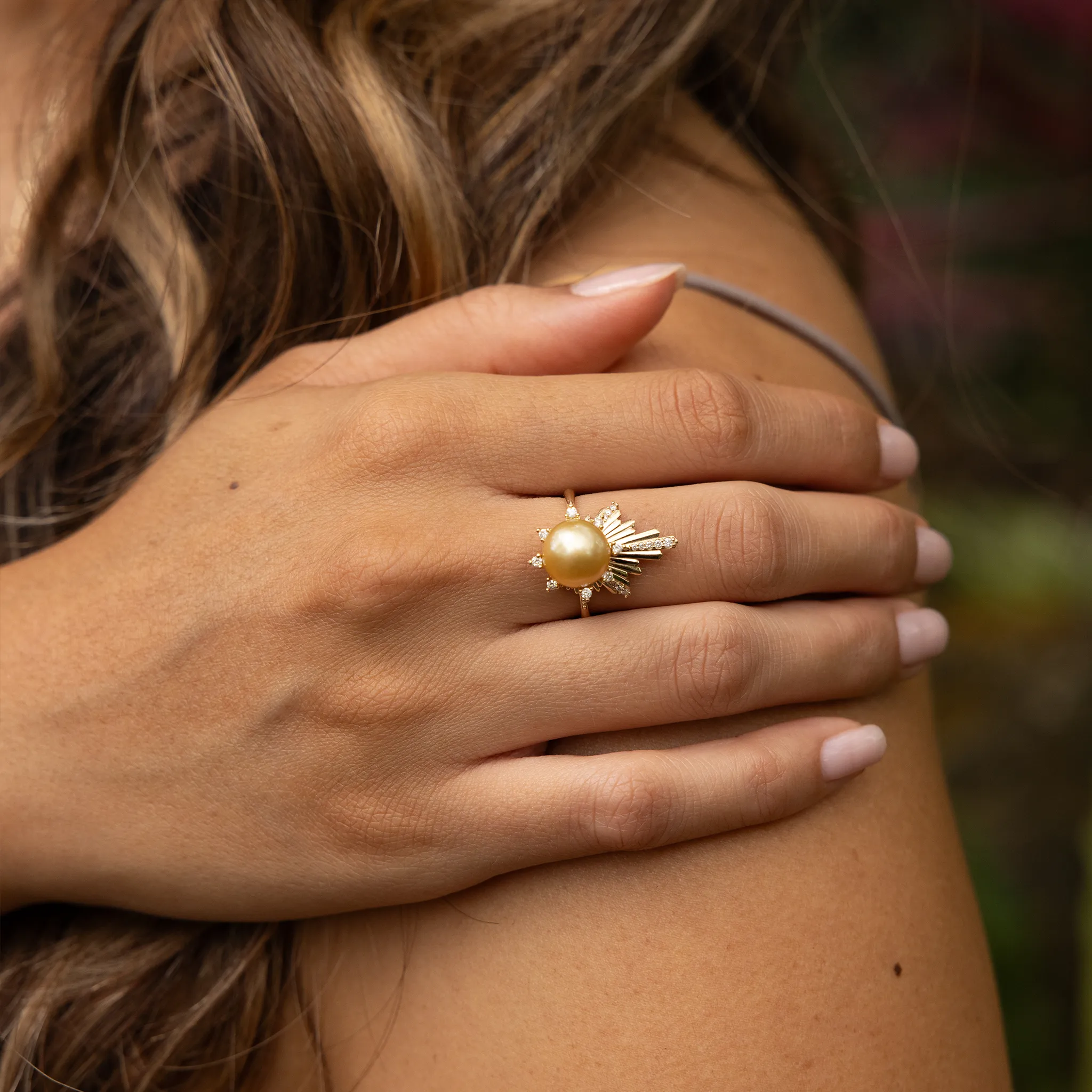 E Ho???la South Sea Gold Pearl Ring in Gold with Diamonds - 21mm