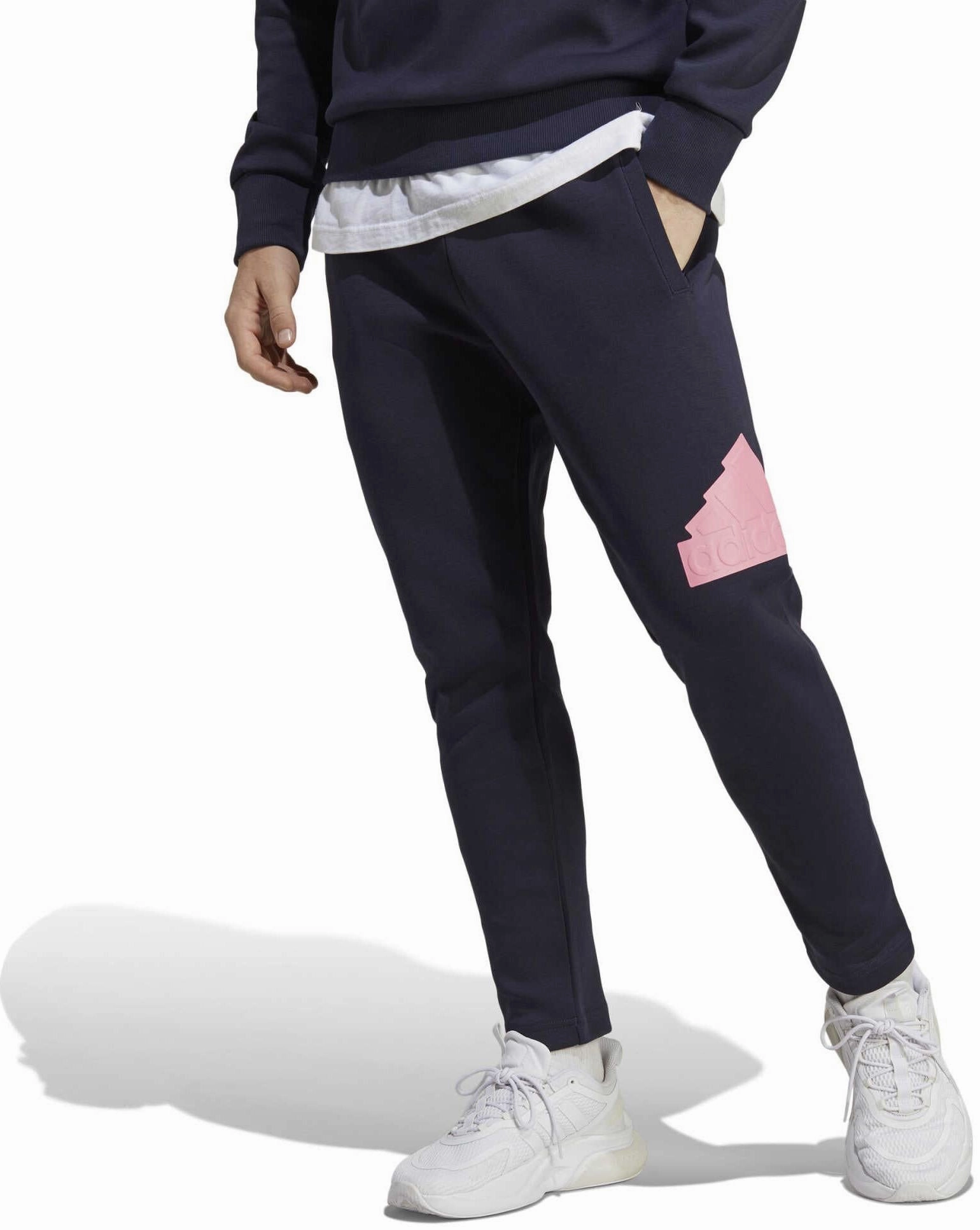 Men's Future Icons Badge of Sport Pants Stylish essentials