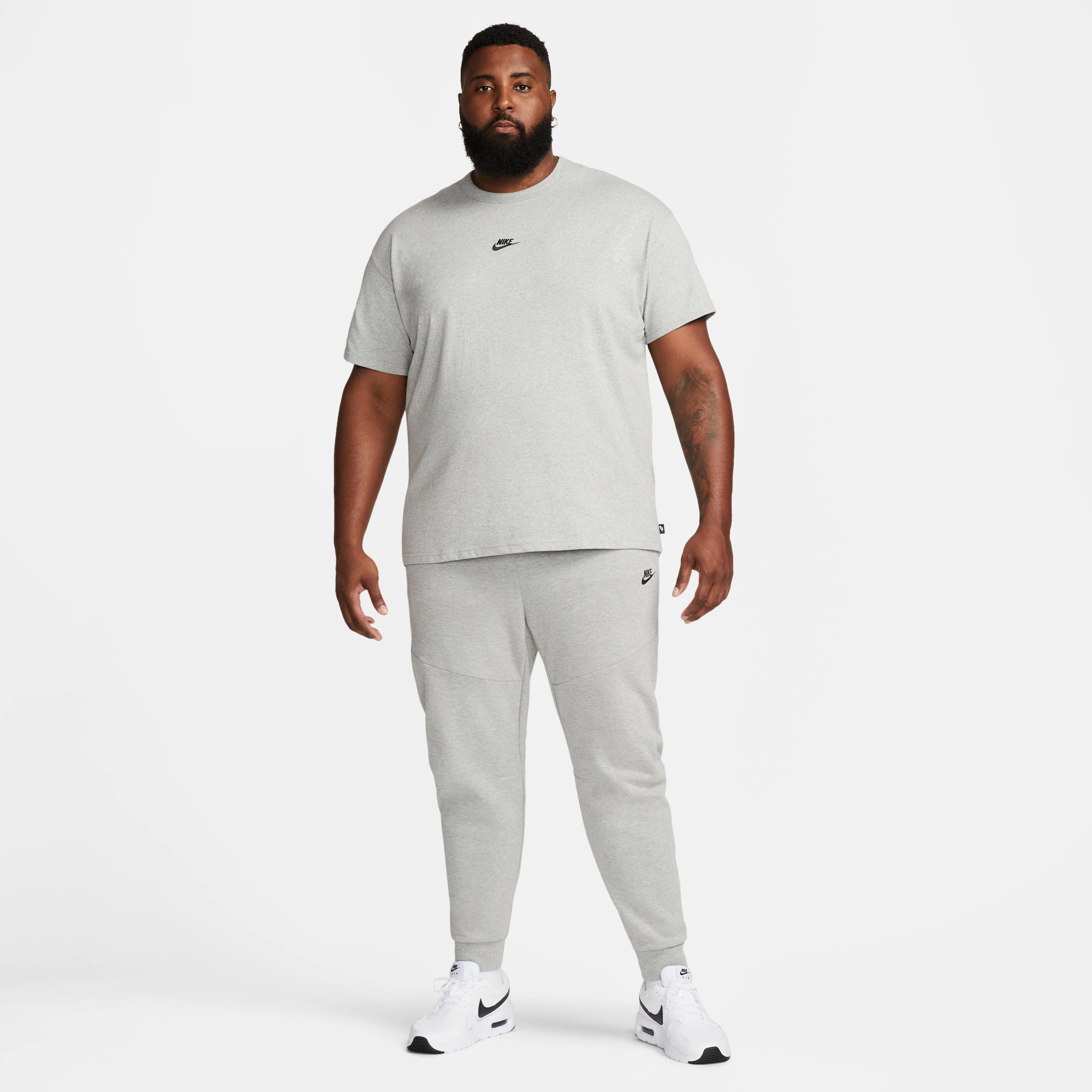 Men's Sportswear Premium Essentials T-Shirt Must-have