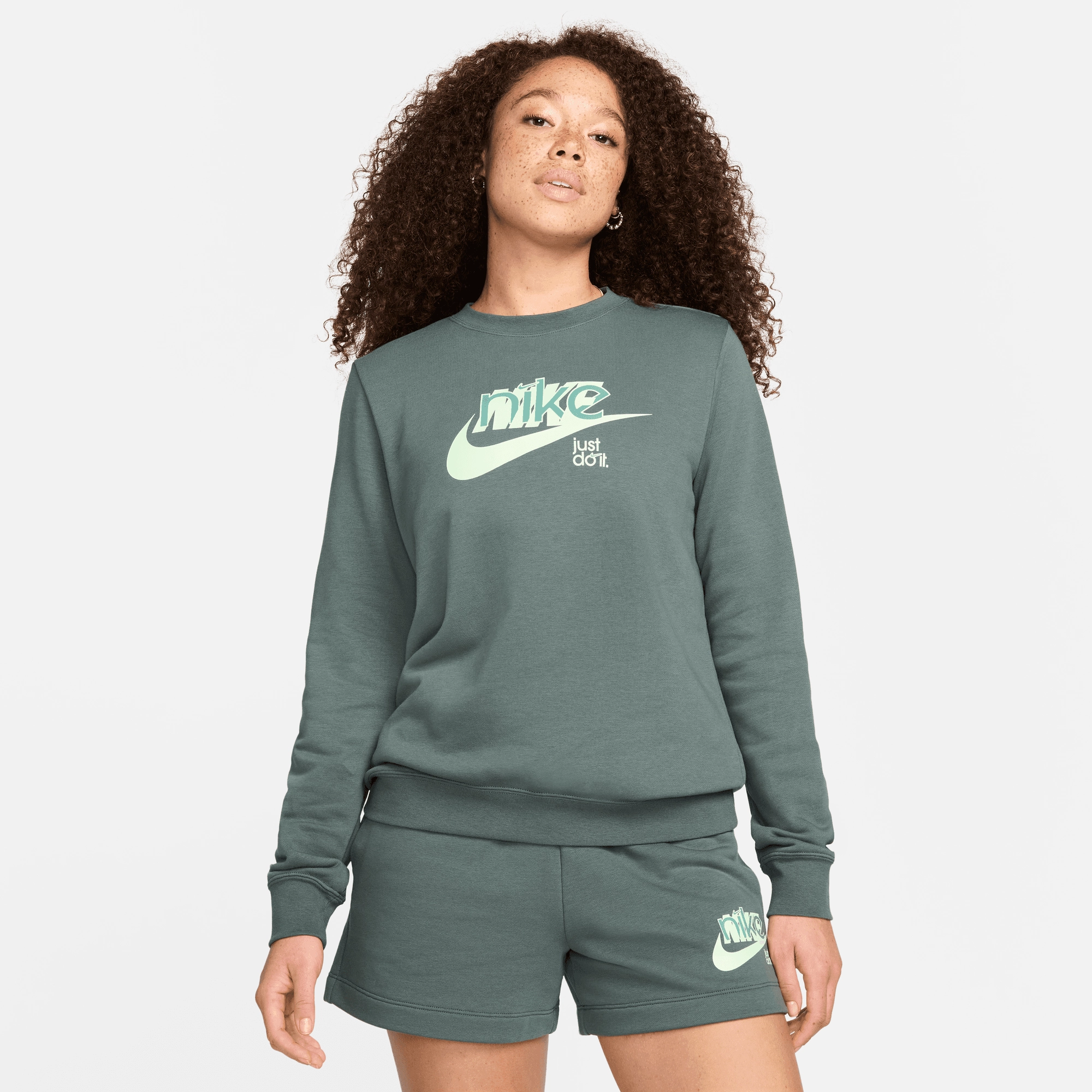 Sportswear Club Fleece French Terry Graphic Crew-Neck Sweatshirt Tasteful Lightweight design