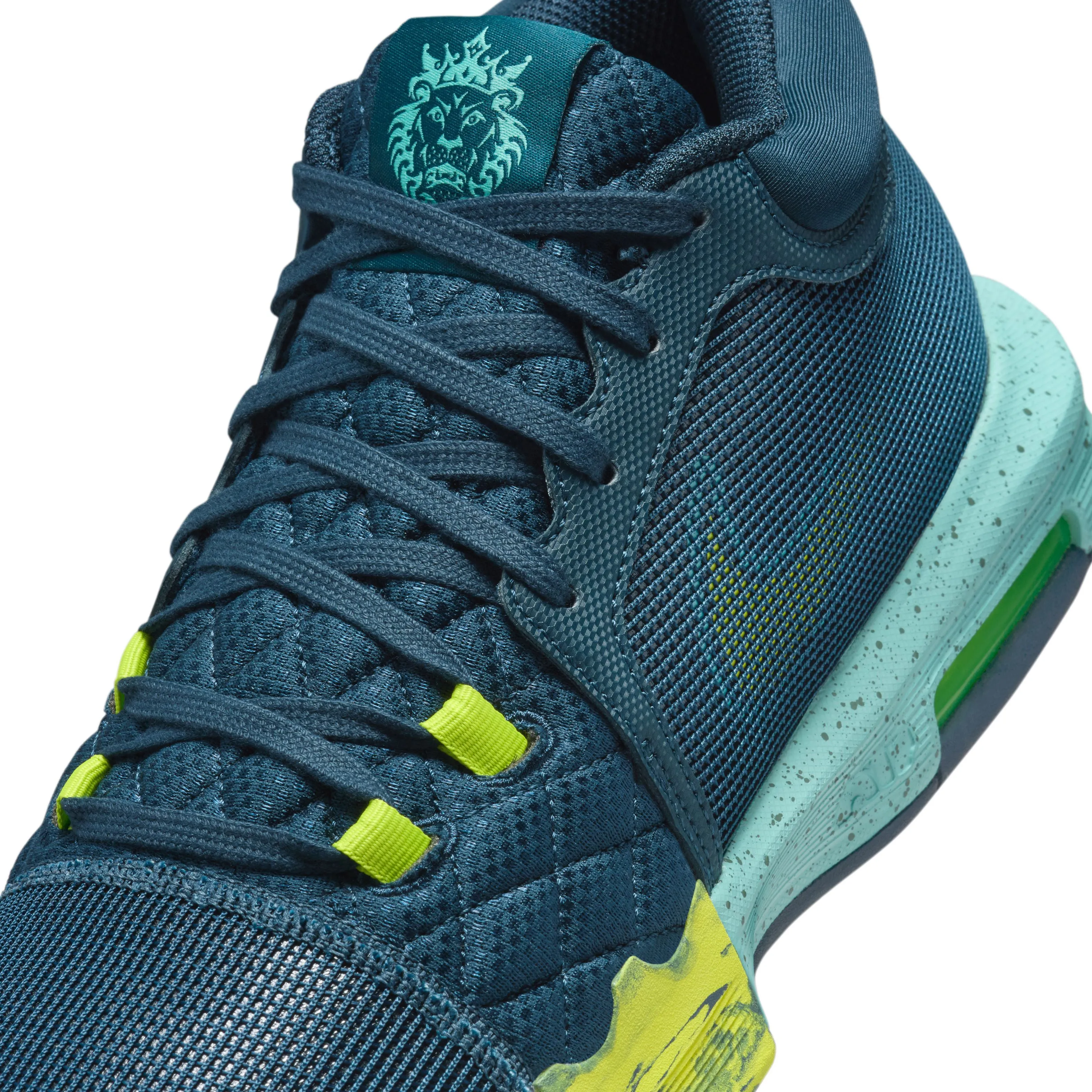 Trendsetting LeBron Witness 8 Men's Basketball Shoes