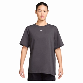 Women's Sportswear Essential T-Shirt Modernist Fashionable finds